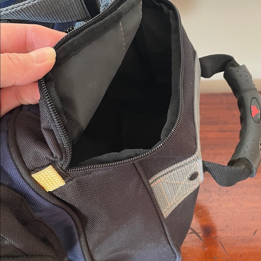 High Sierra Duffel Bag - great pockets and construction - Picture 3 of 10